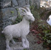 売り物の石彫山羊