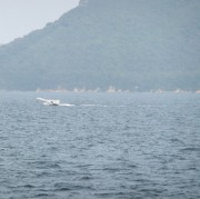 鈴木康広氏の海を開くファスナー船