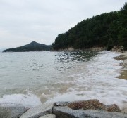 加茂神社のすぐ傍は浜辺