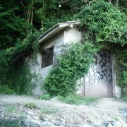 広場の横にある小屋