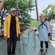 右、うちぬき石彫公開制作中の三宅良子さんと宮島さん