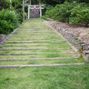 家の横にある神社への石段