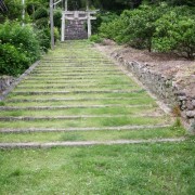 家の横にある神社への石段