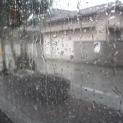 吹き付ける雨