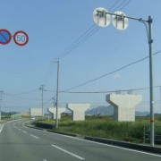 建設中の高速道路の橋桁