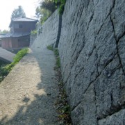 石垣の坂道