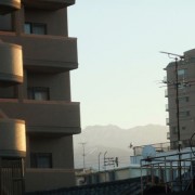 マンションの間から石鎚山