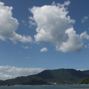 島の上の雲